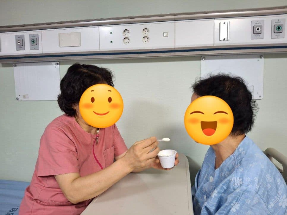 광주에스웰 요양병원 간병인이 환자에게 간식을 먹이는 모습