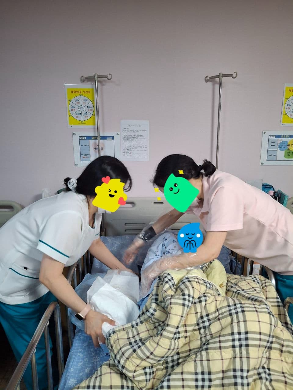 광주에스웰 요양병원 환자 기저귀 갈아드리는 모습