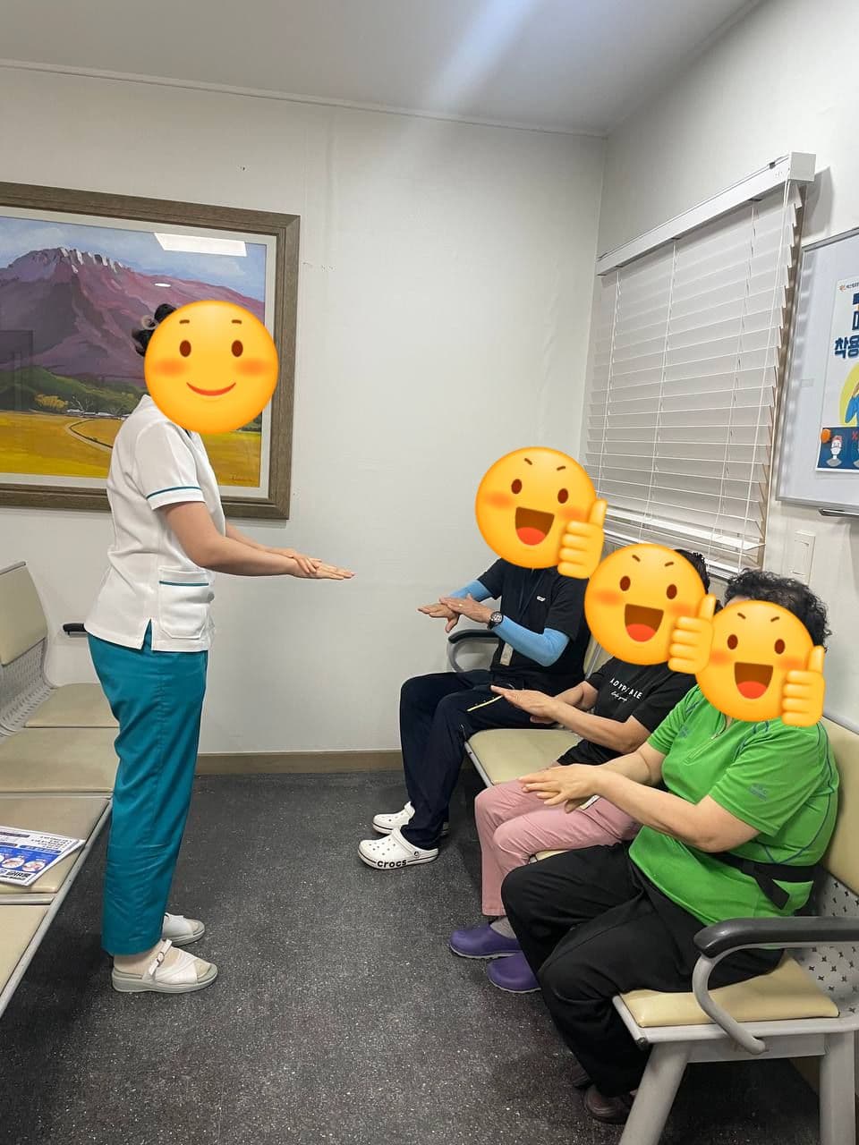 광주에스웰요양병원에서 간병인 선생님들과 손소독교육을 하는 모습