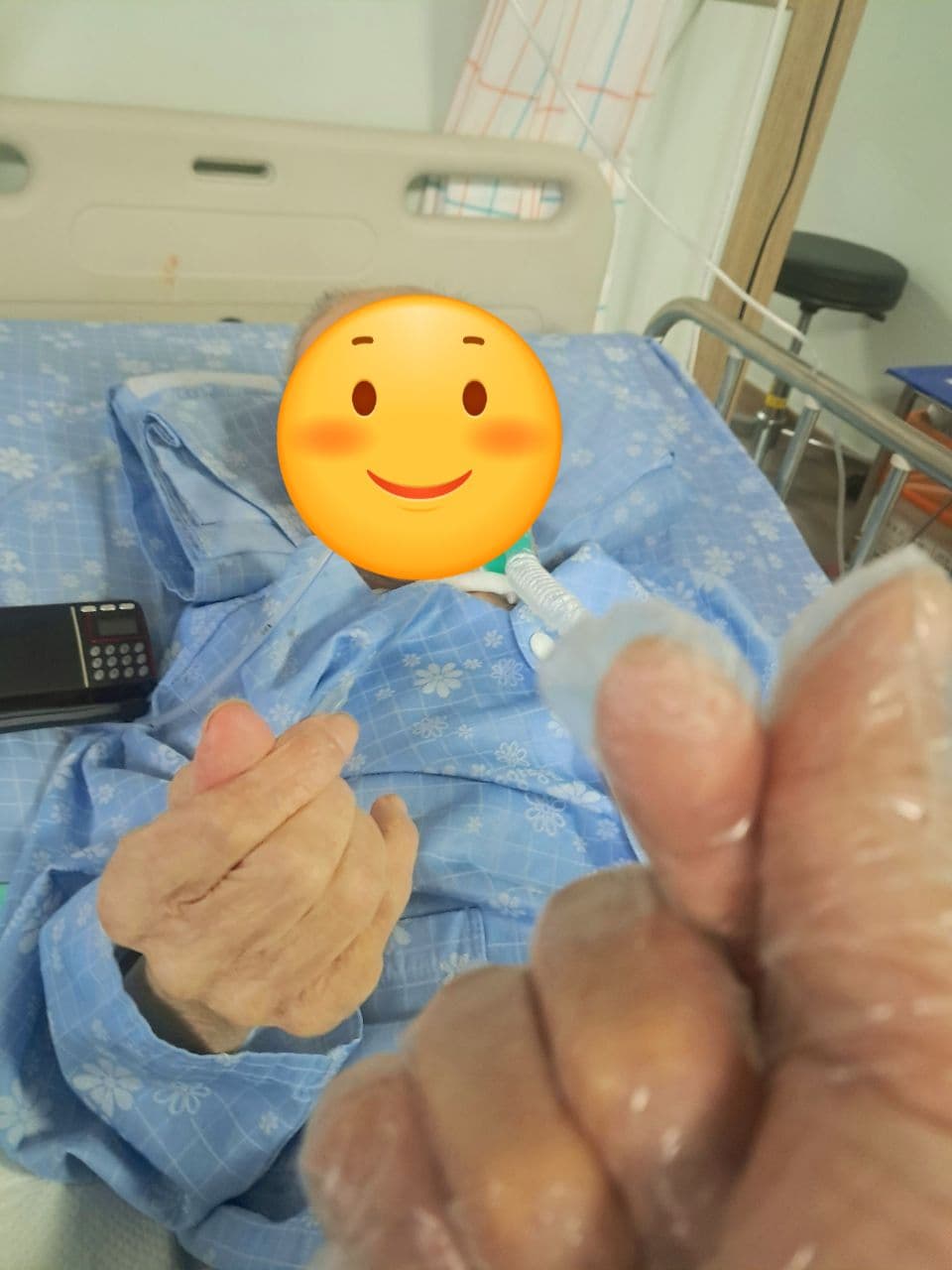 광주 에스웰 요양병원에서 요양보호사와 환자의 손가락하트